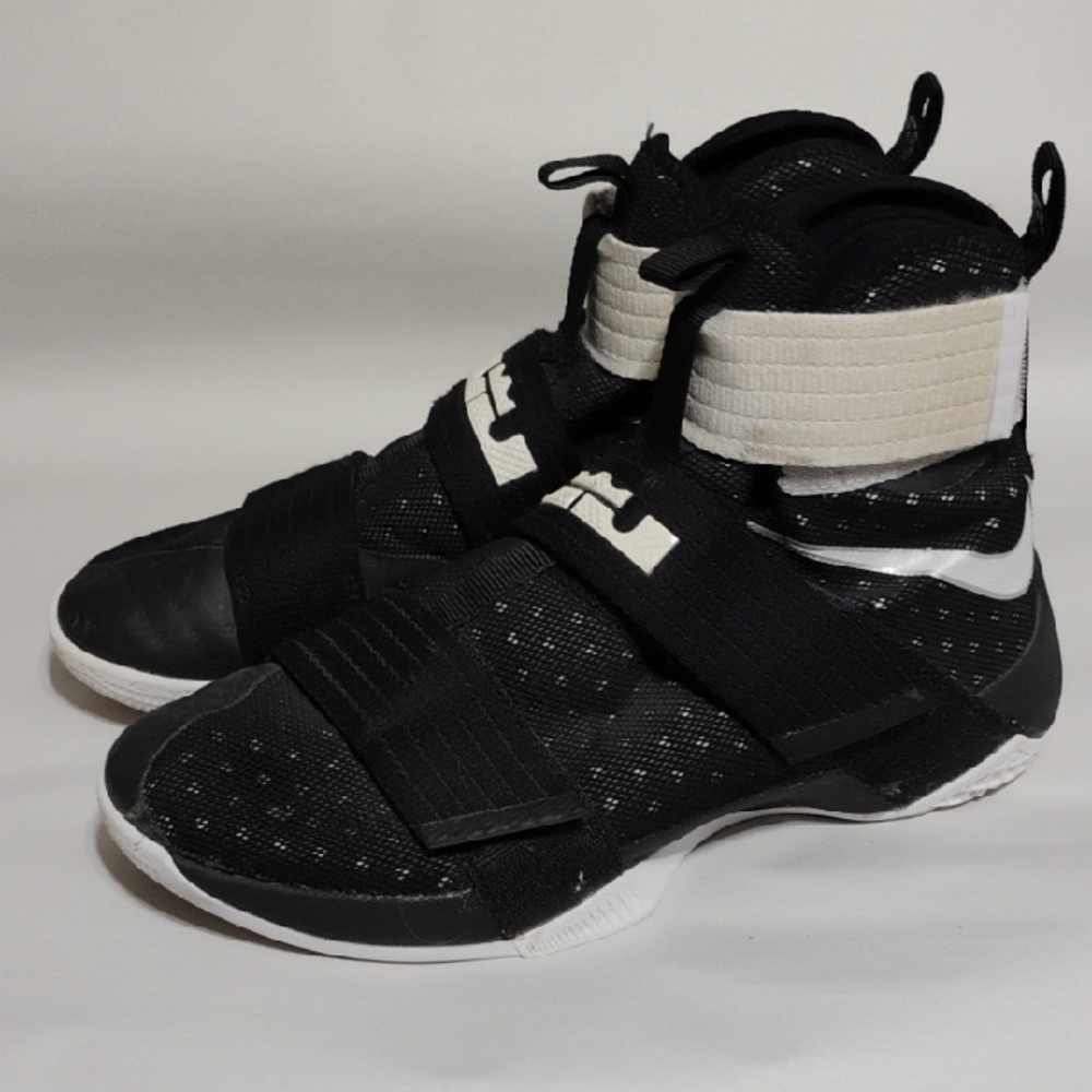 (A-72) SALE! Nike 2016 LeBron Soldier 10 Athletic Shoes Gently Used